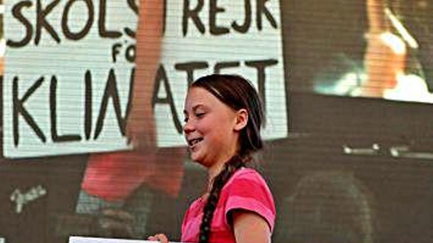 Greta Thunberg amb una pancarta, divendres a Nova York.