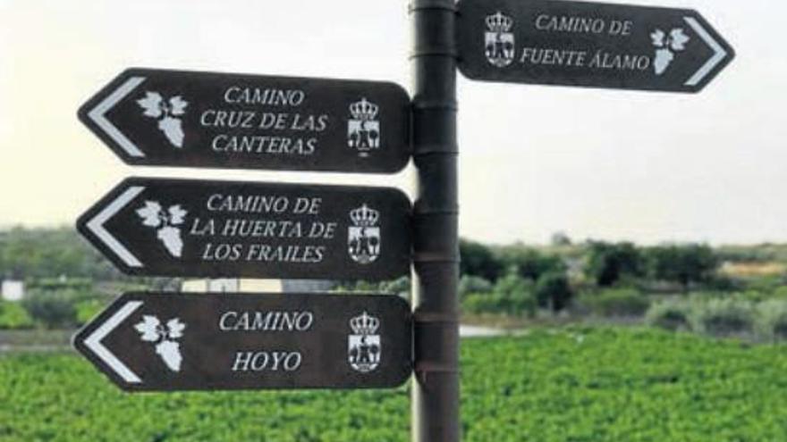 El Ayuntamiento instala cerca de 200 señales en su red de caminos