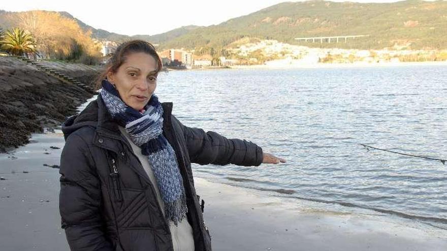 Ángela Fernández explica cómo arrastró al delfín hasta el agua. // G.N.