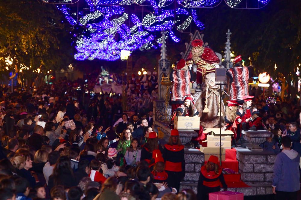 La Cabalgata ha partido poco después de las siete de la tarde desde la avenida de la Estación, con 24 carrozas cargadas con 30.000 juguetes y sacos con 6.000 kilos de caramelos.