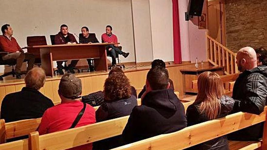 Empresarios de La Culebra y entorno reunidos en el salón de la Juventud de Villardeciervos.