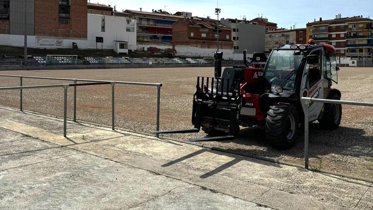 L'empresa adjudicatària ja ha començat a treballar en la retirada de la gespa