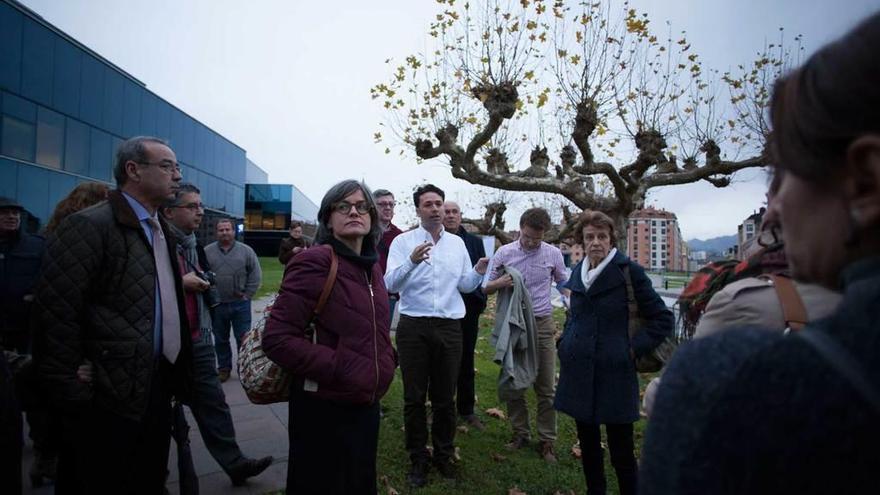 Miguel Crespo, con camisa blanca, guiando al grupo de arquitectos por los jardines del HUCA, ayer por la tarde.