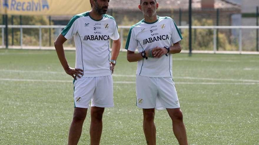 Marcos y Jacobo Montes, entrenadores del Coruxo, durante un entrenamiento. // Marta G. Brea