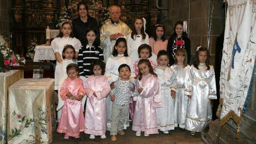 Participantes en la celebración de las Hijas de María en Donramiro.  // Bernabé