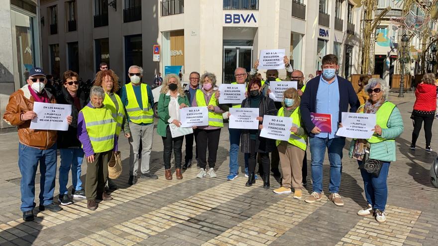 El grupo municipal de Unidas Podemos, este martes, frente a una oficina bancaria del Centro.