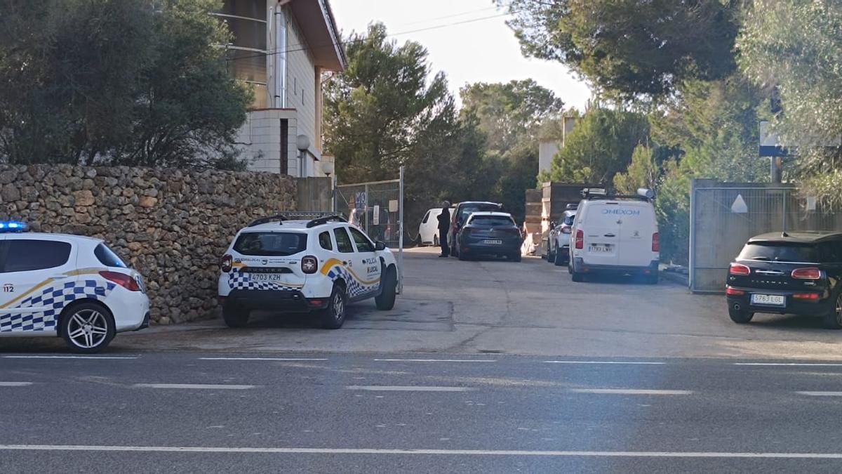 Efectivos de la Guardia Civil y de la Policía Local de Cala Millor en la subestación eléctrica donde ha ocurrido el accidente laboral.