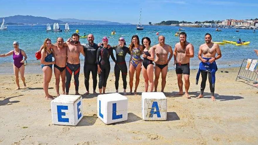 Un evento de natación contra la ELA en Cangas. // G. Núñez