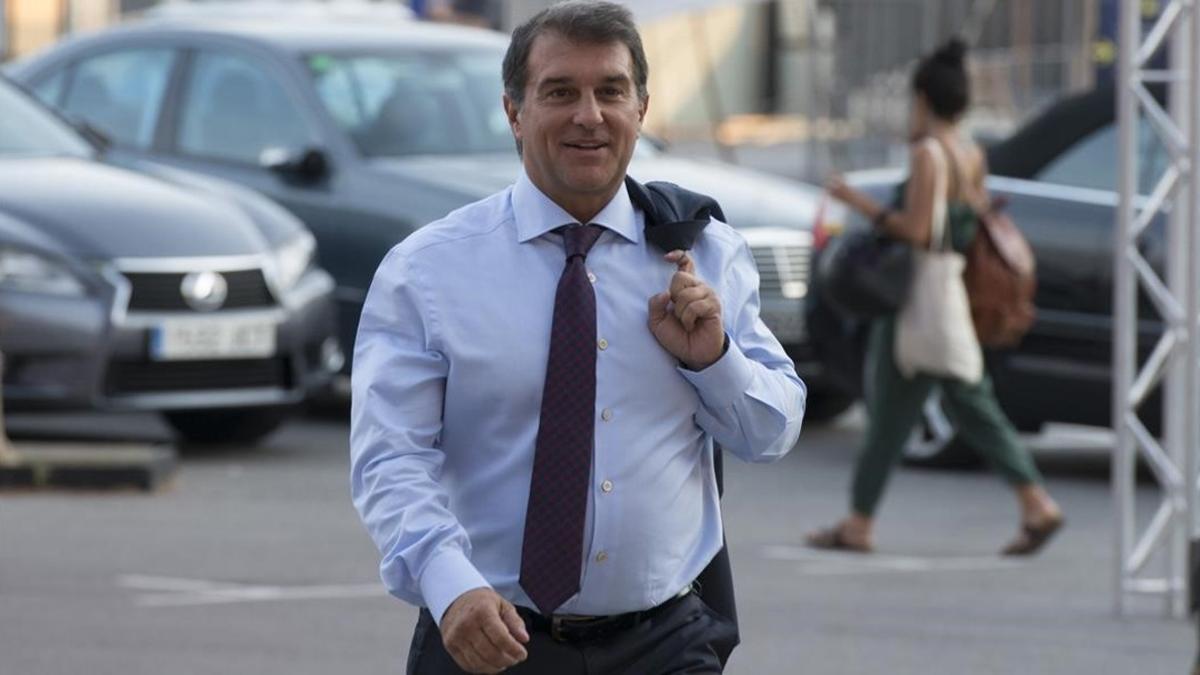 Joan Laporta camina por el Camp Nou en las pasadas elecciones.