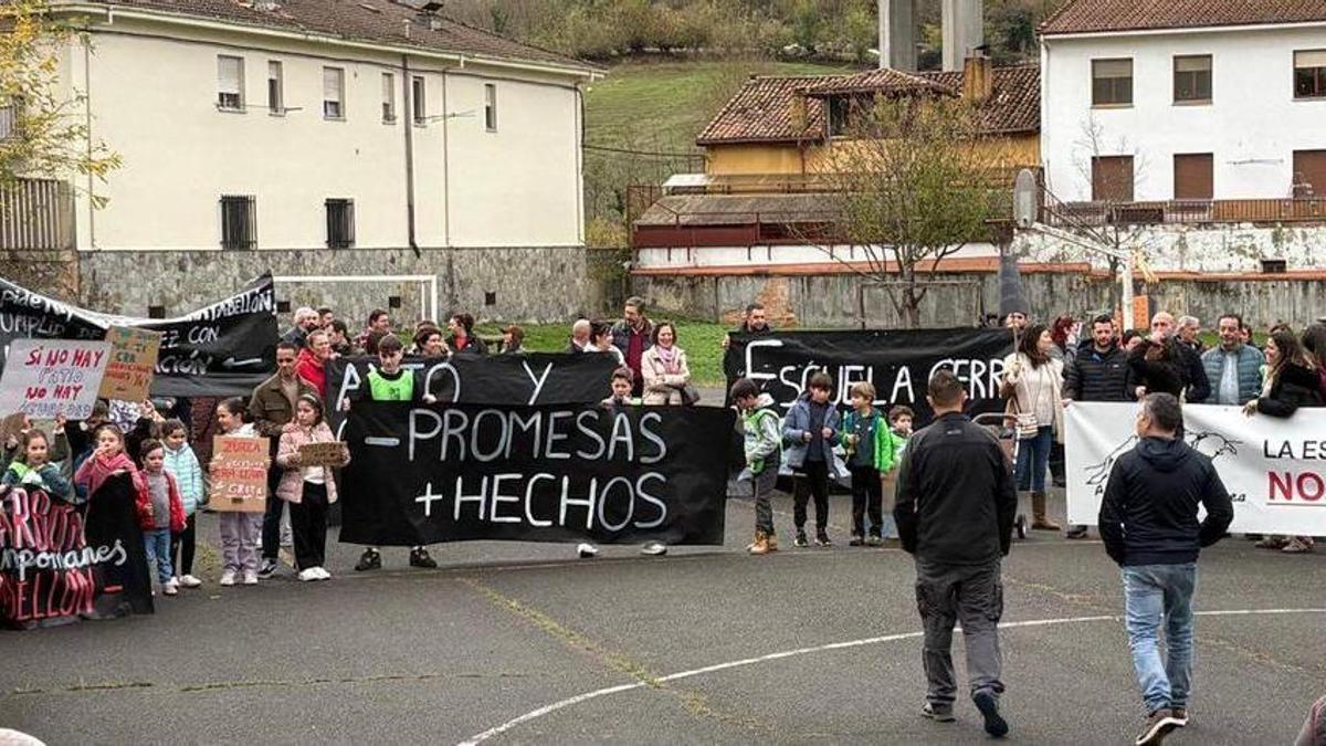 Protesta por las condiciones del colegio de Zurea, hace unas semanas.