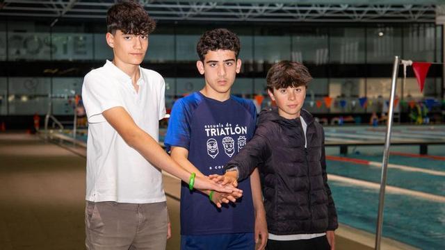 Pablo Barrado, Dani Blanco y Lucas Prada, en la piscina de la Casa del Agua donde entrenan.