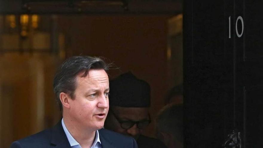 Cameron, ayer, a la puerta del número 10 de Downing Street.