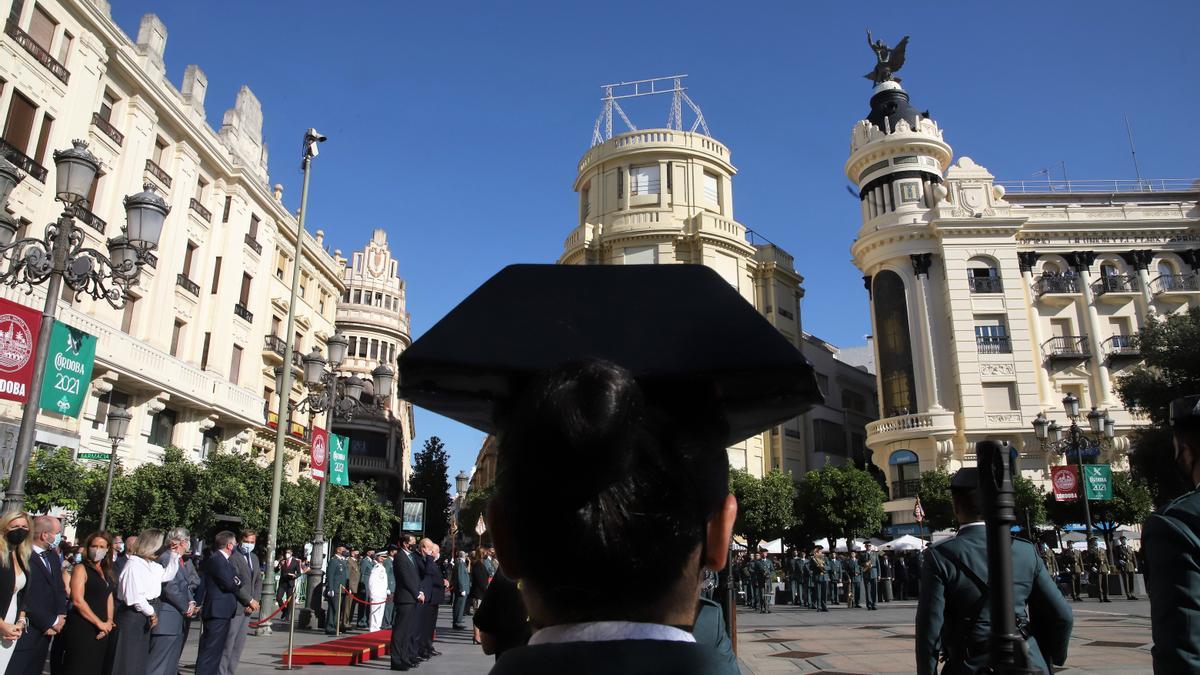 Izado de bandera en Las Tendillas en honor a la patrona de la Guardia Civil