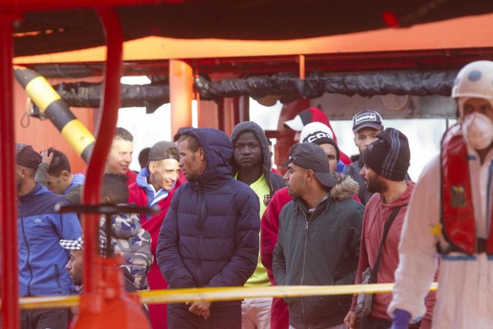 Llegada al puerto de Cartagena de los inmigrantes rescatados en el mar