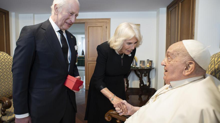 El Vaticano difunde una fotografía del encuentro a puerta cerrada entre Carlos III y el Papa