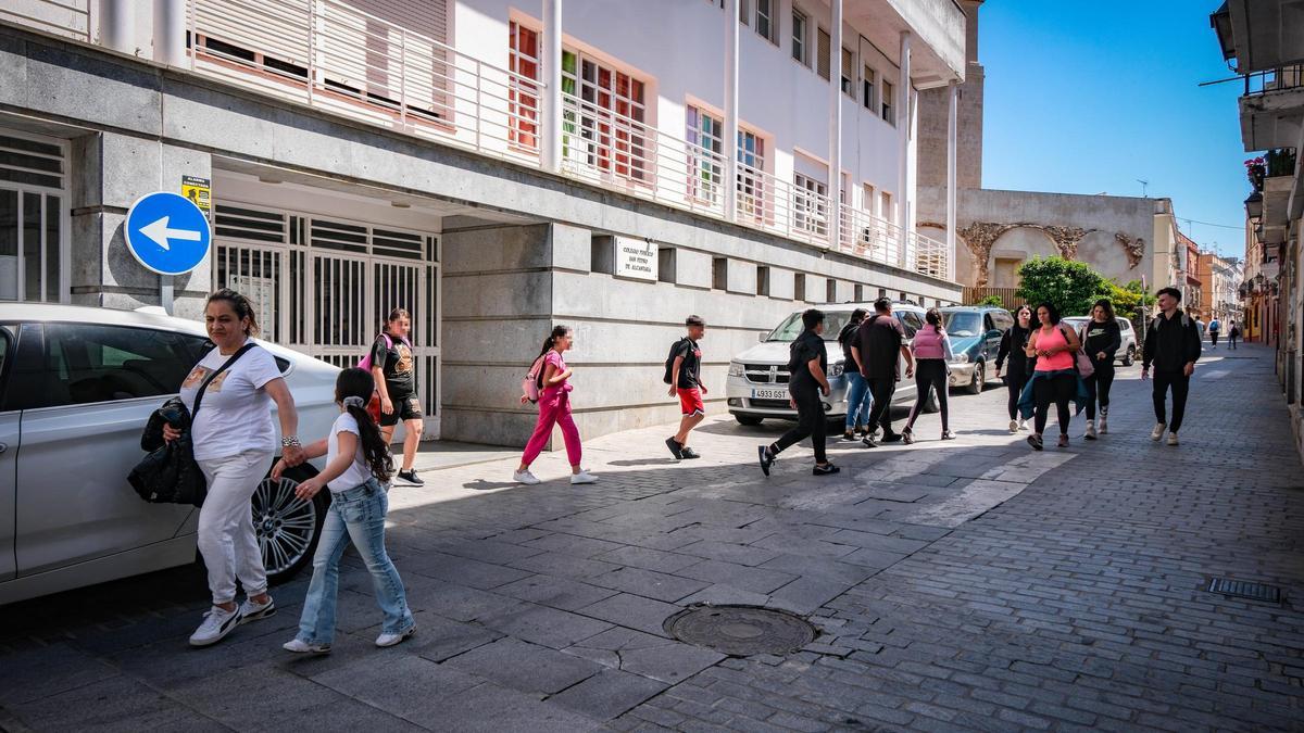 Colegio San Pedro de Alcántara a la hora de salida del alumnado a mediodía, ayer.