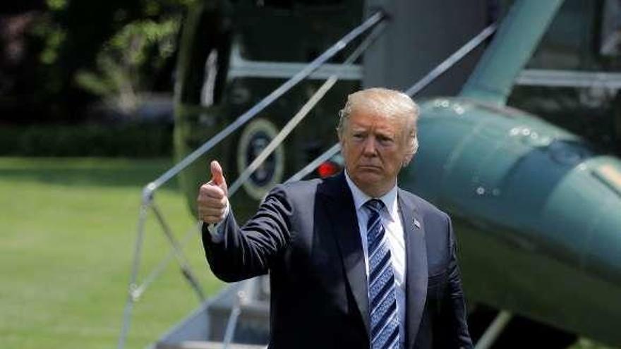 Trump gesticula antes de subir al helicóptero presidencial. // Reuters