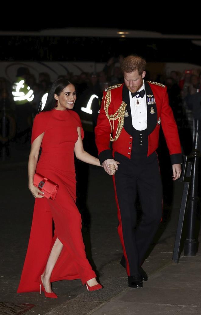 Meghan Markle con vestido rojo y zapatos Stuart Weitzman