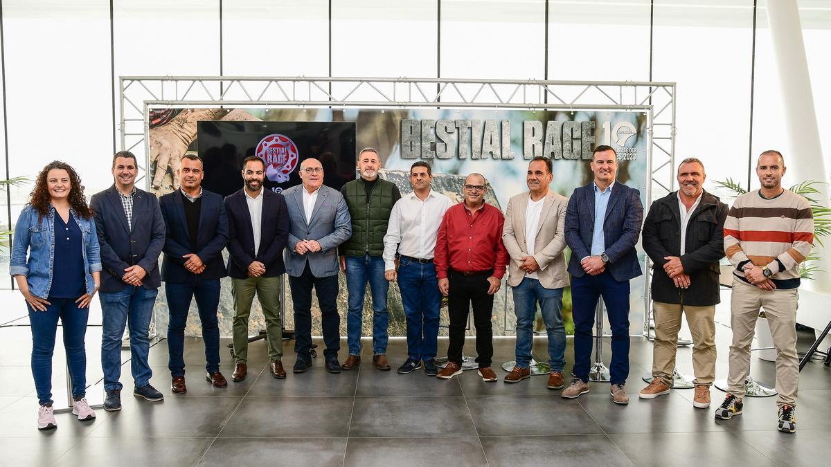 Foto de familia en la presentación de la Bestial Race Series Naviera Armas 2023