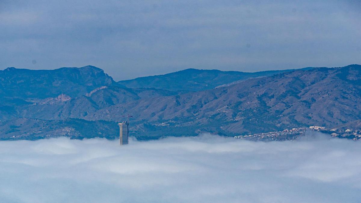 La niebla devora los rascacielos de Benidorm