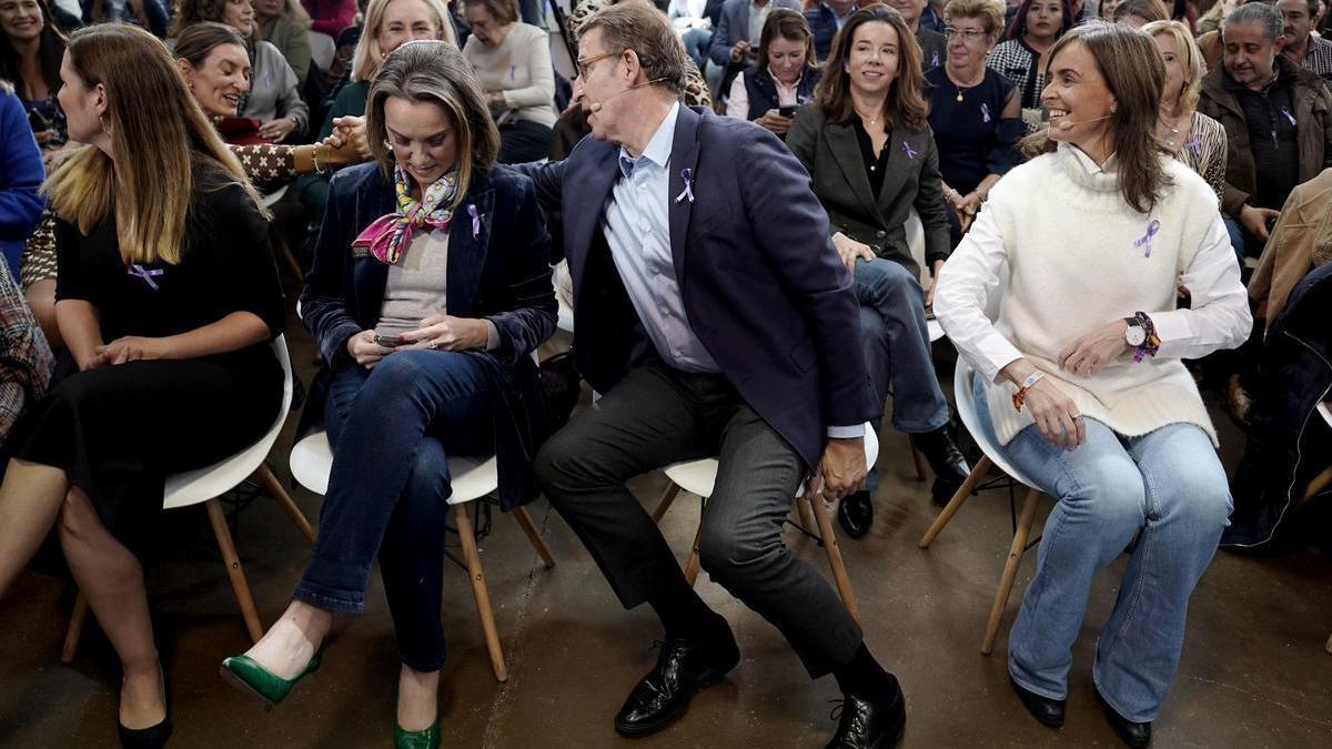 Alberto Núñez Feijóo, entre Cuca Gamarra y Carmen Fúnez, en el acto del PP con motivo del Día Internacional de la eliminación de la violencia contra la mujer.