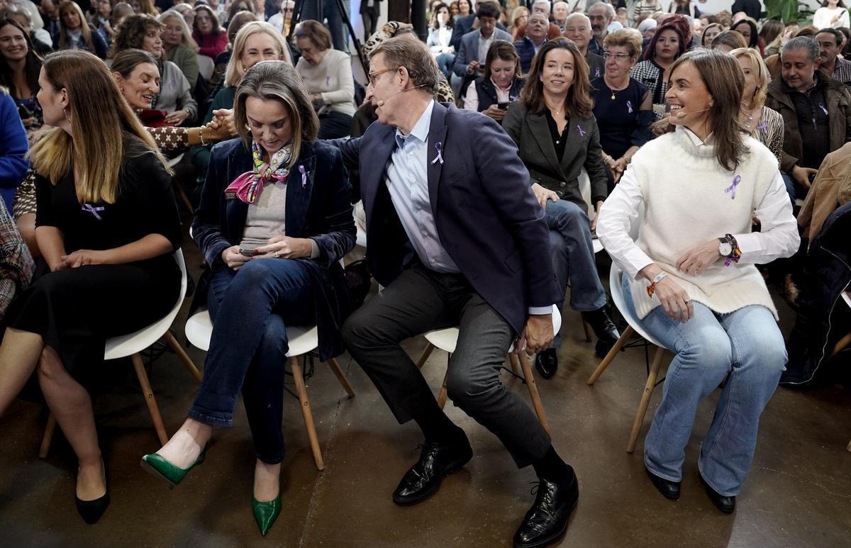 Alberto Núñez Feijóo, entre Cuca Gamarra y Carmen Fúnez, en el acto del PP con motivo del Día Internacional de la eliminación de la violencia contra la mujer.