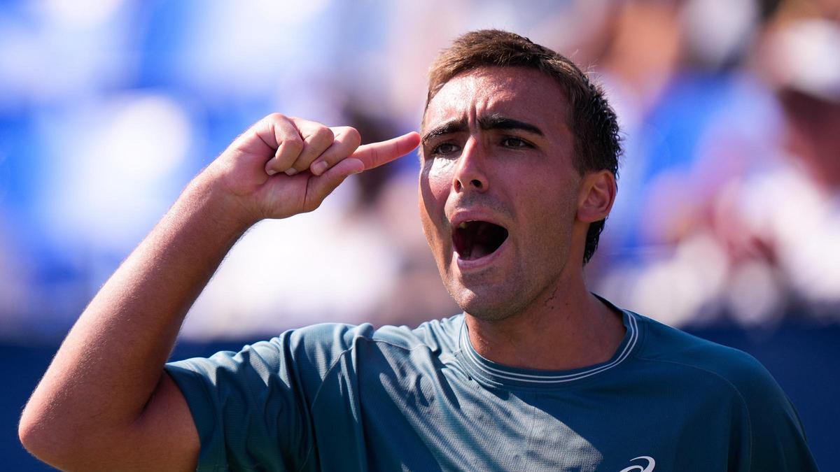 Dani Mérida se señala la cabeza durante un partido en Montreal, esta semana.