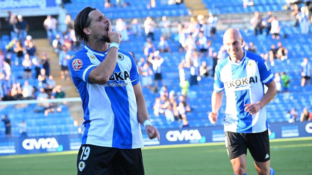Fran Sol manda callar a los hinchas del fondo sur después de lograr su décimo gol de la temporada y tras ser pitado por el público minutos antes.