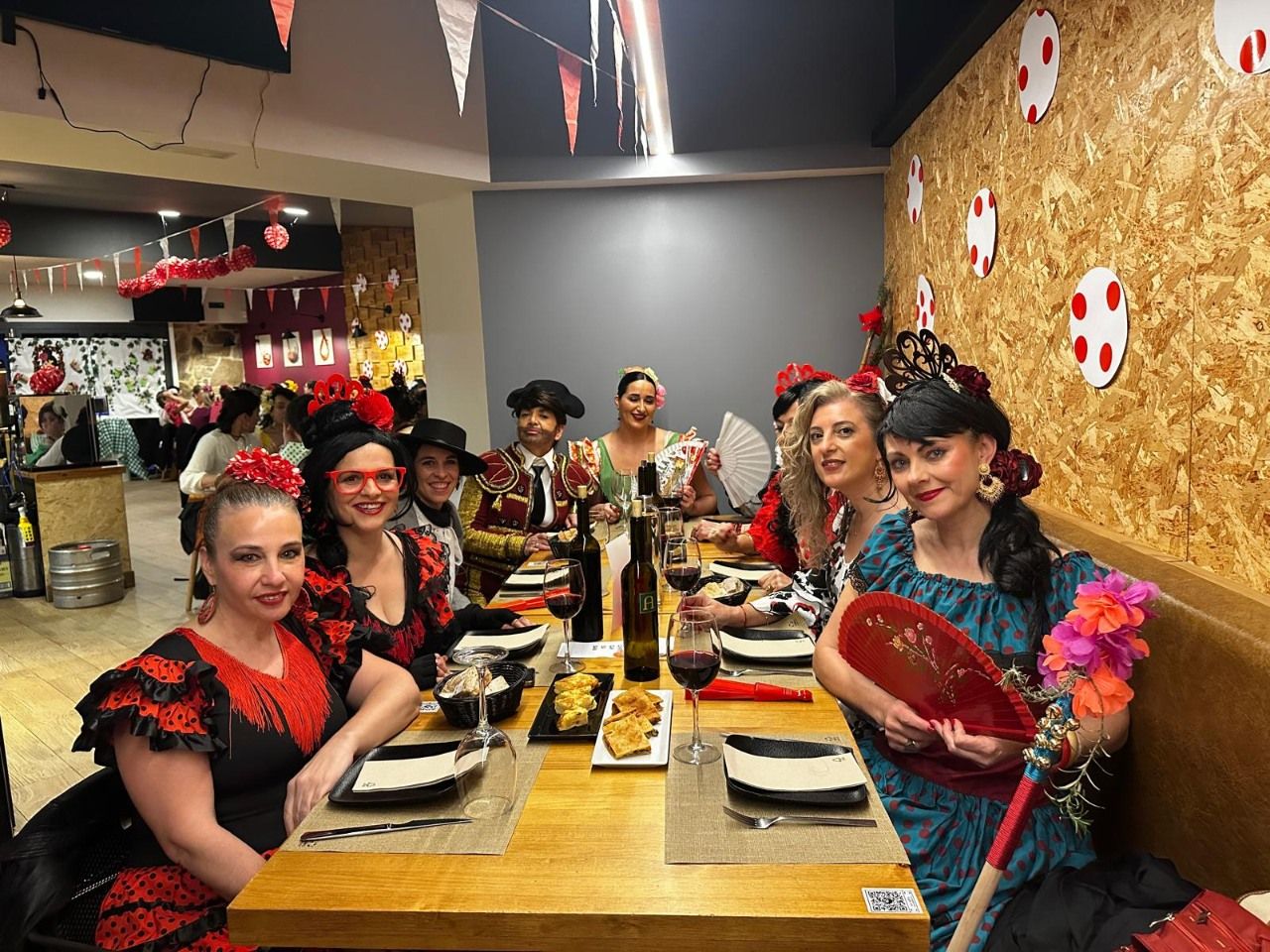 Asistentes a la fiesta de carnaval en el restaurante O 48 da Platería.