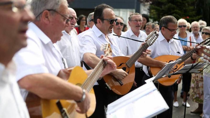 El coro &quot;Manín&quot;, el pasado verano, en la Feria de Muestras de Gijón.