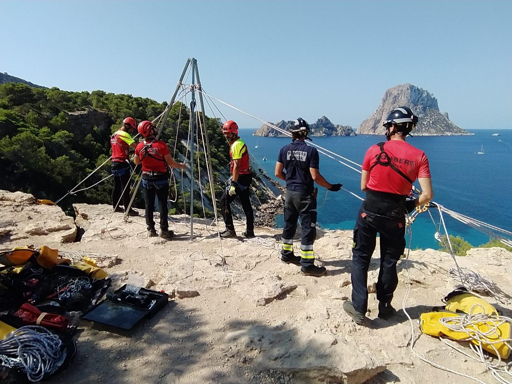 Herido grave un hombre al caer de una altura de 12 metros en Ibiza.