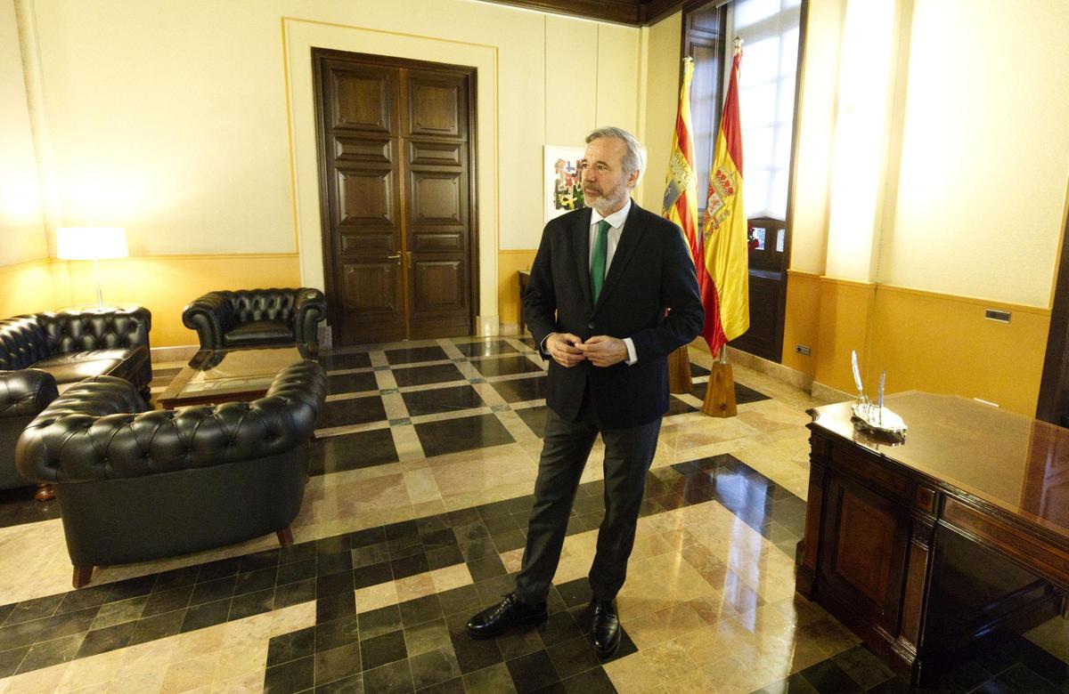 El presidente de Aragón, Jorge Azcón, en su despacho, durante la ronda de contactos con los grupos para aprobar los Presupuestos de 2026.