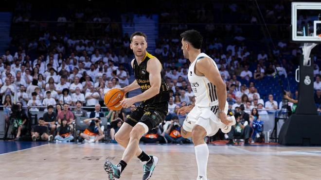 La Laguna Tenerife se repone a todas las adversidades y da la sorpresa tumbando al Real Madrid con un triple de Jaime Fernández (97-98)
