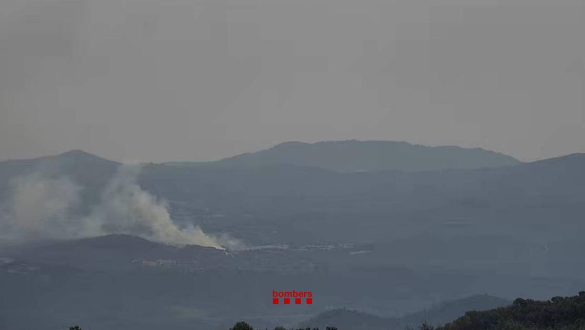 El fum que es veu de l'incendi de Maçanet