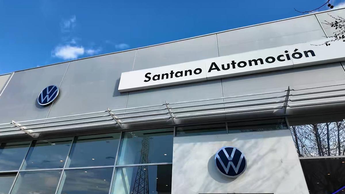 Fachada del concesionario Santano Automoción en Plasencia.