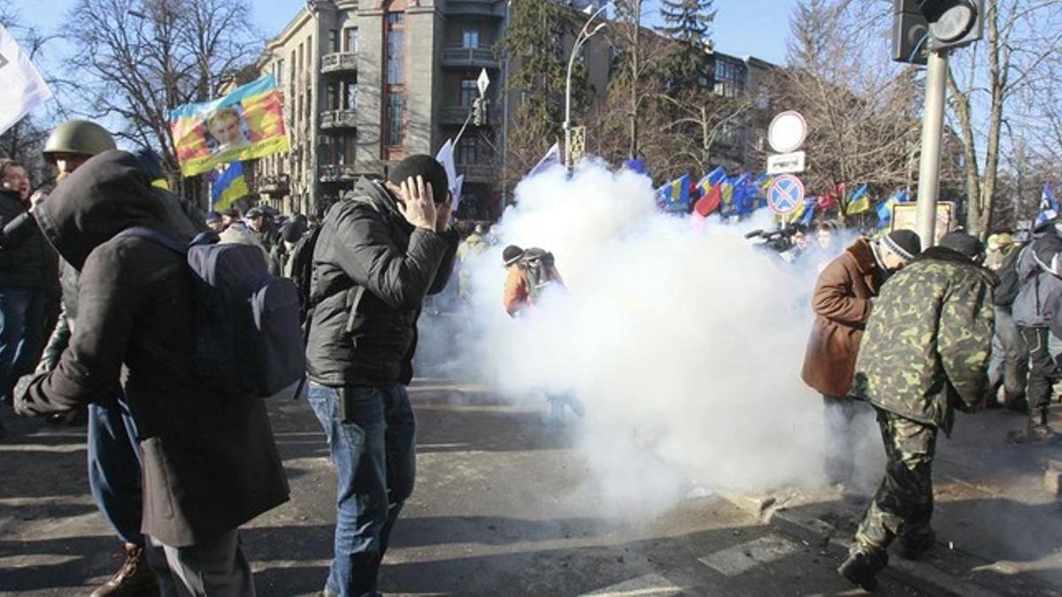 Opositores ucranianos entre gases lacrimógenos en Kiev.