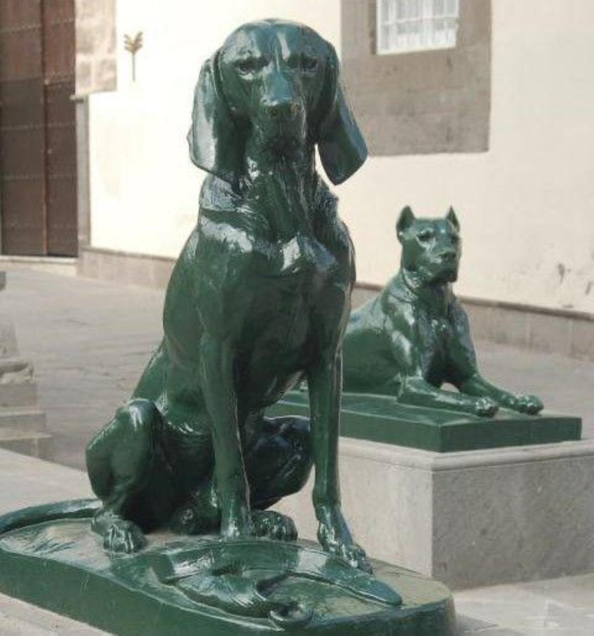 Uno de los canes de la plaza Santa Ana que sirvió de inspiración