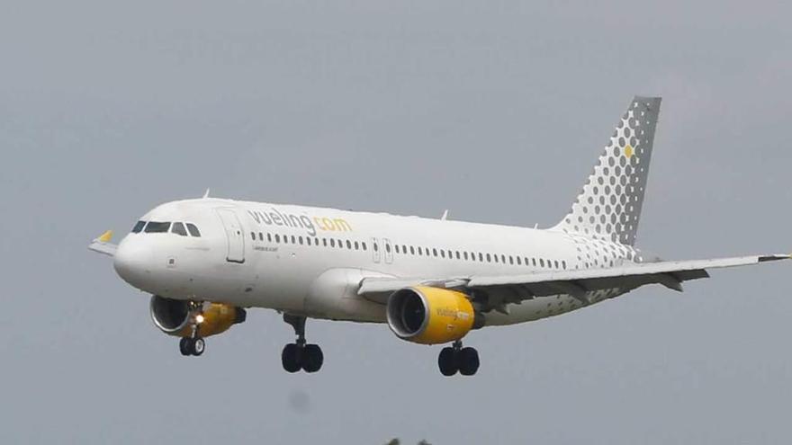 Un avión de Vueling, a punto de aterrizar en el aeródromo asturiano.