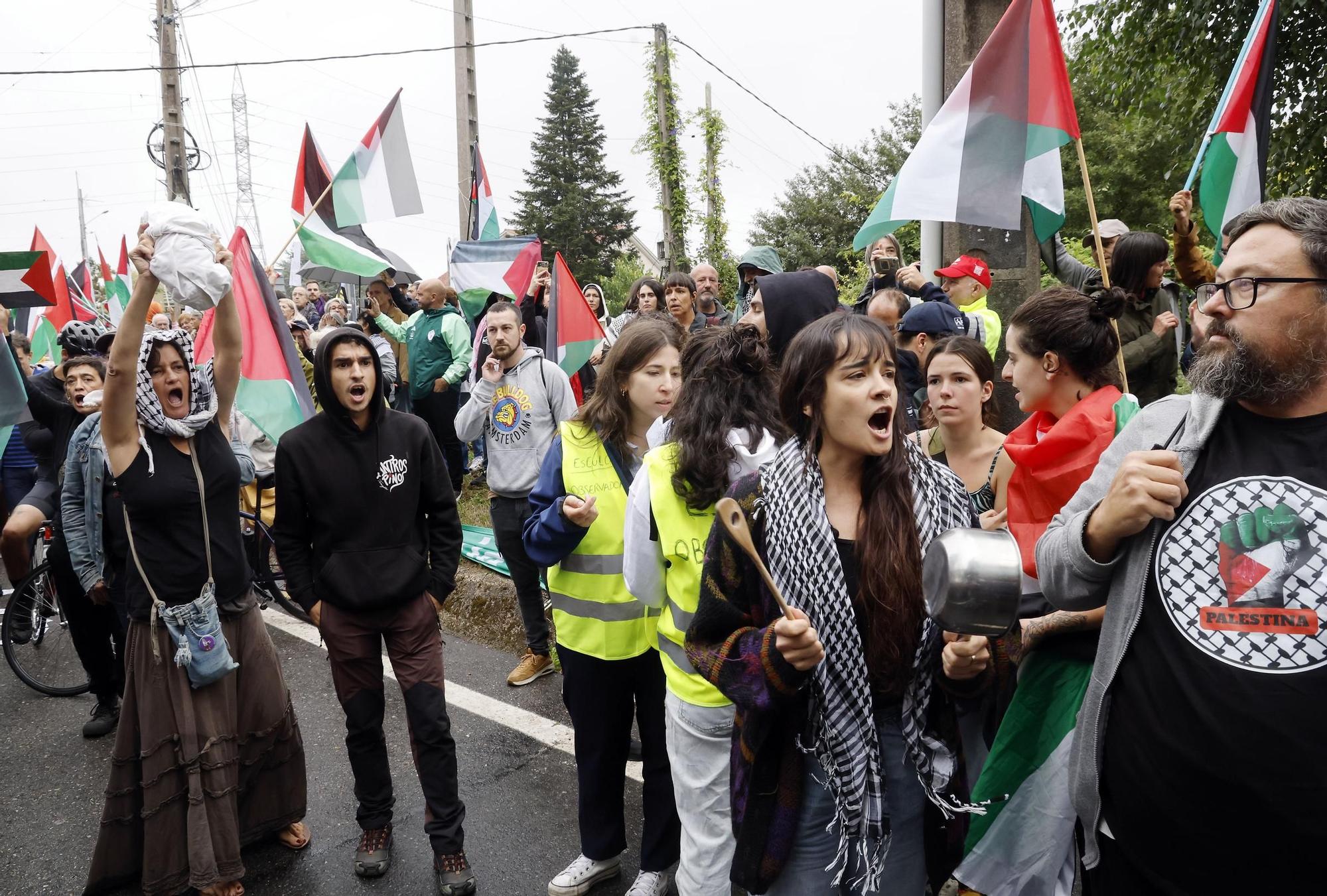 Concentraciones contra el equipo de Israel por el genocidio en Gaza durante el paso de La Vuelta por Pontevedra