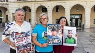 Una de las médicas condenadas por la muerte de un niño de Petrer que murió tras acudir cinco veces a Urgencias denuncia a la abuela por acoso