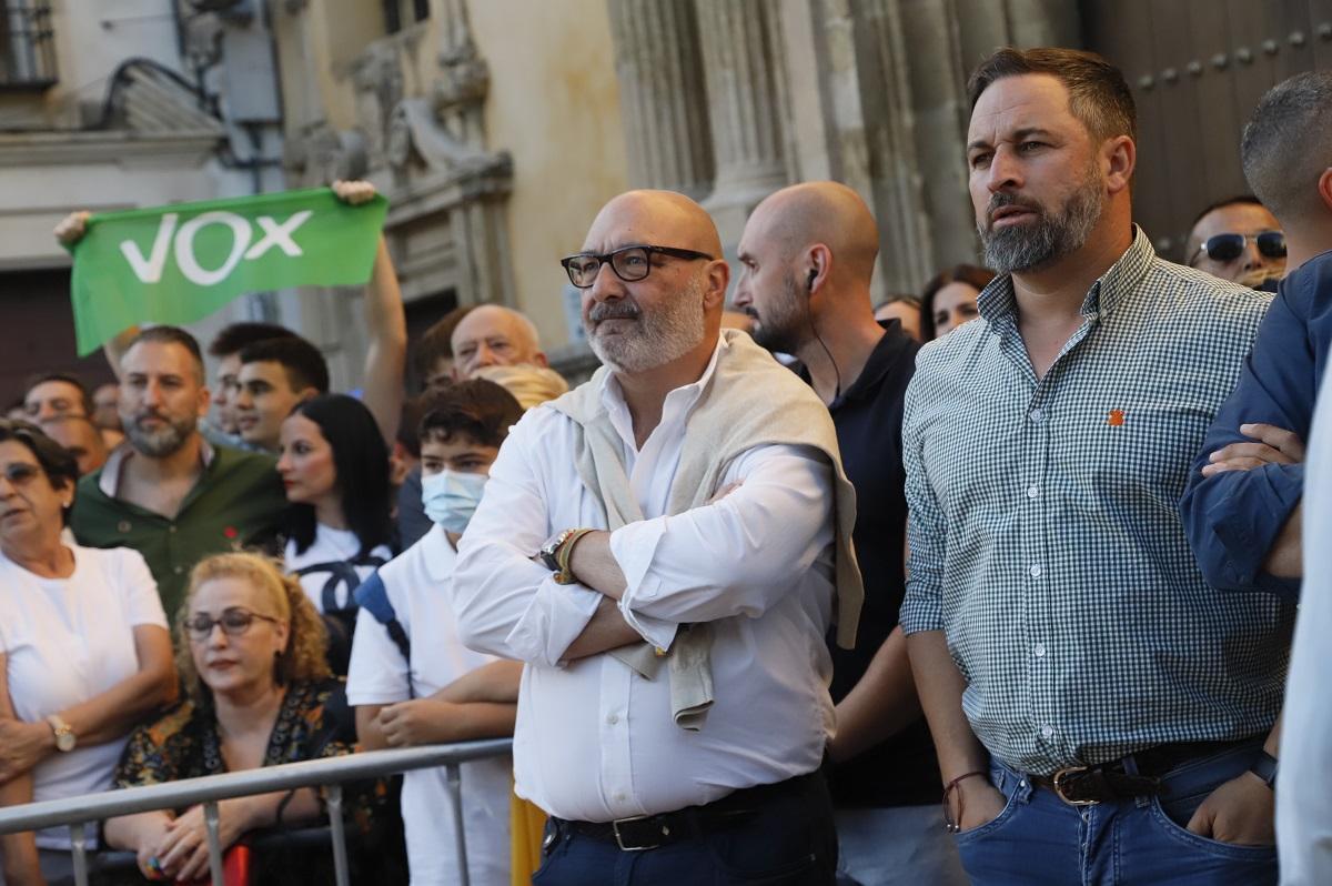 Alejandro Hernández junto al líder de Vox, Santiago Abascal, en un mitin durante la última campaña electoral de las andaluzas.