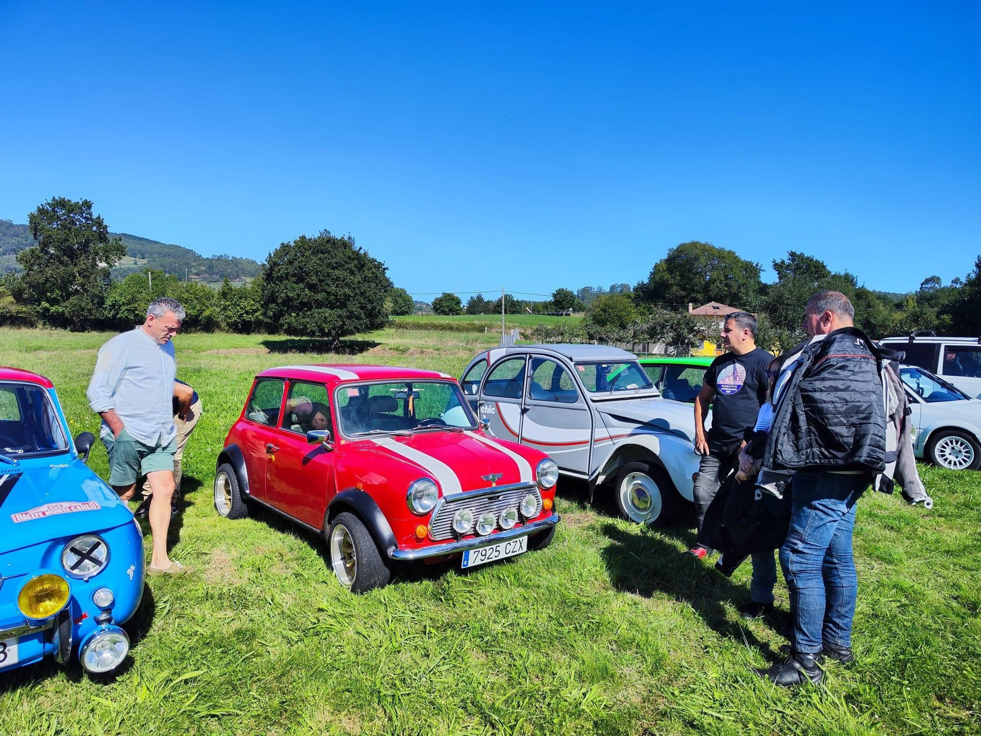 El rugir de los clásicos anima Grases: así fue la primera concentración de coches antiguos