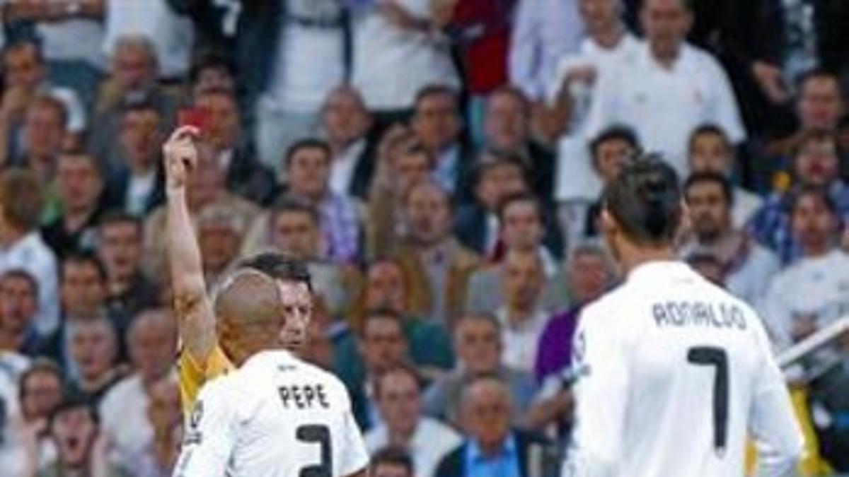 Tarjeta roja 8El árbitro expulsa a Pepe, en presencia de Ronaldo, tras una entrada a Alves.