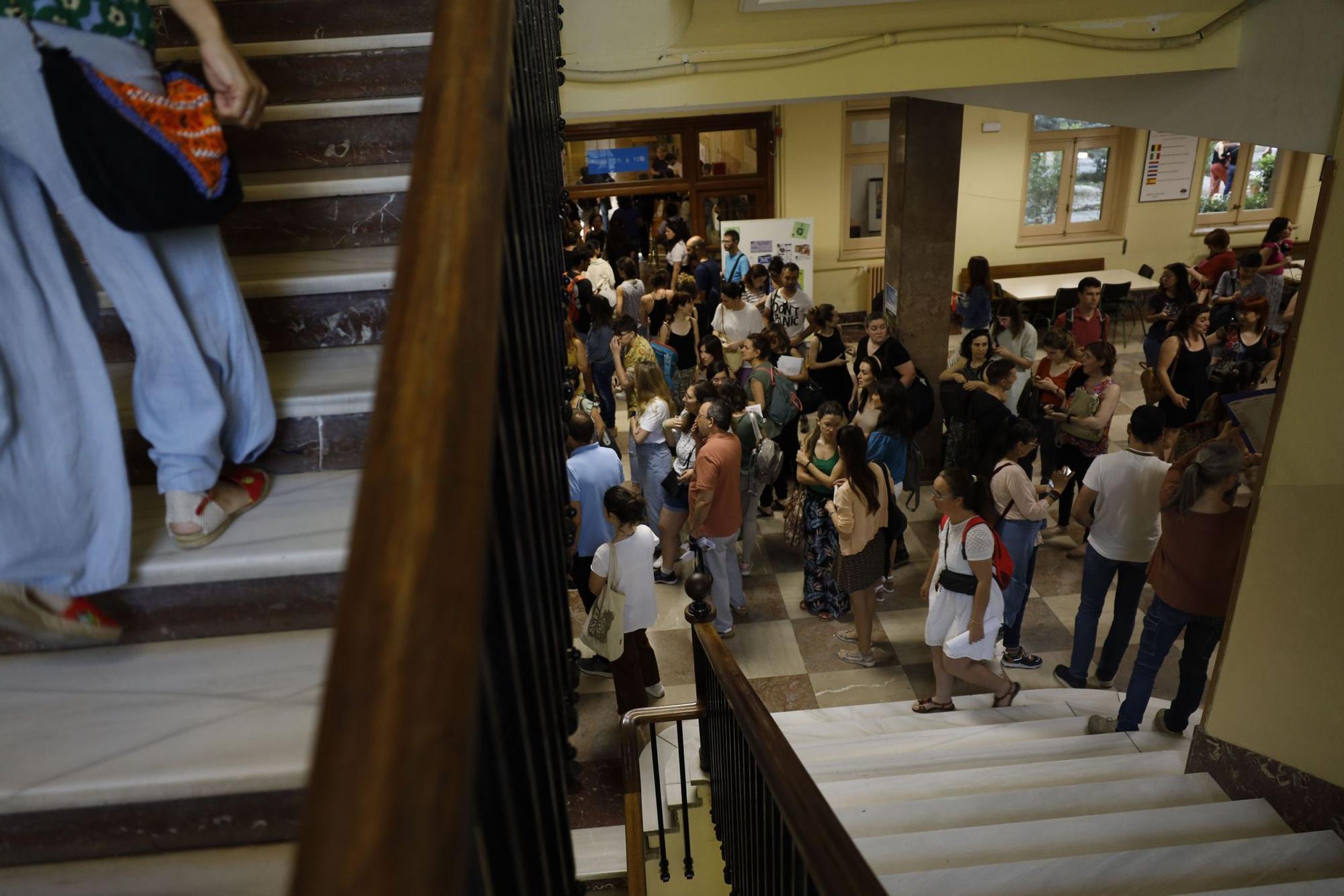 Miles de aspirantes se presentan a las oposiciones de educación