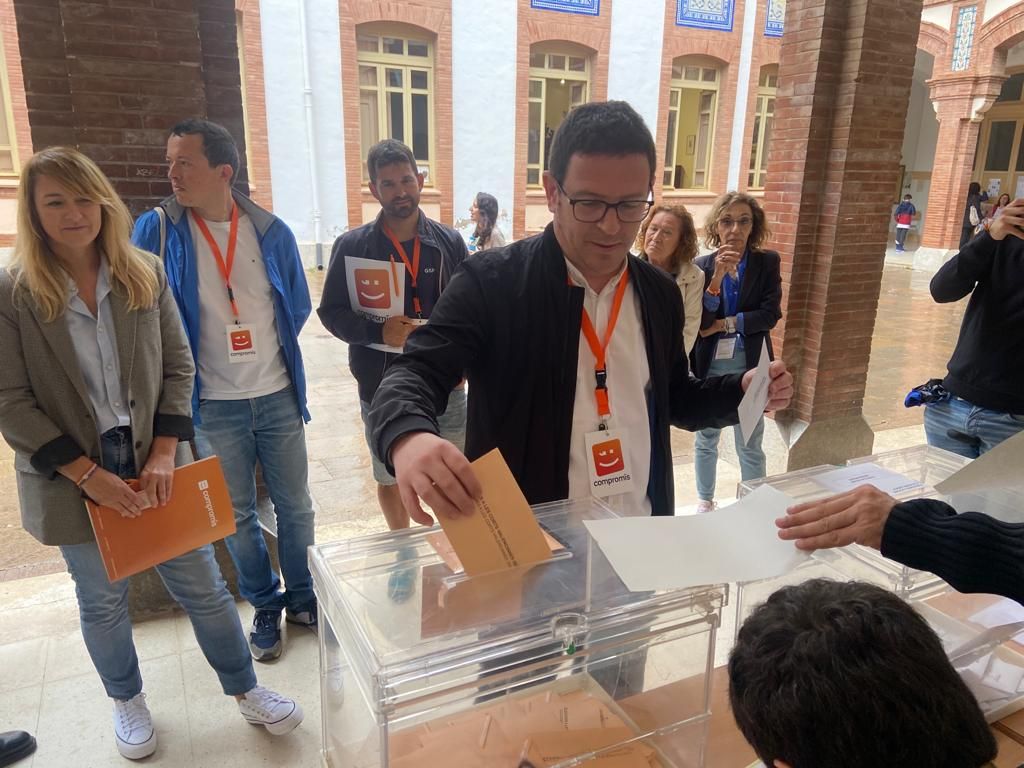 Ignasi Garcia, candidato de Compromís, votando en el IES Ribalta de Castelló
