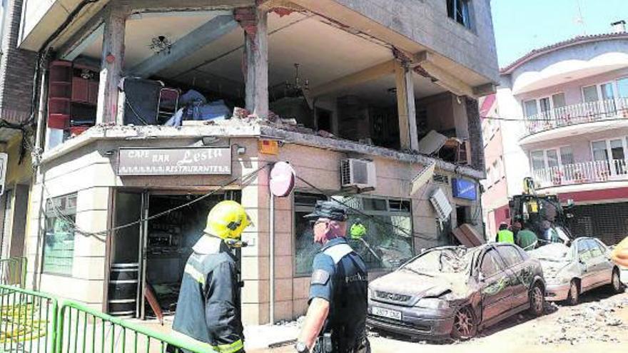 Estado en el que quedó el edificio, situado en Ordes, tras la explosión en el primer piso.   | // XOÁN ÁLVAREZ