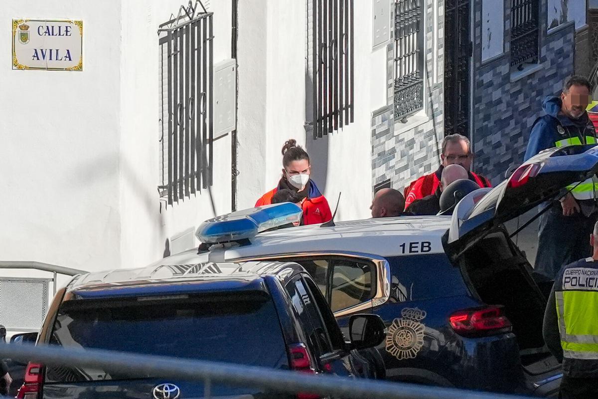 La policía saca al hombre atrincherado.