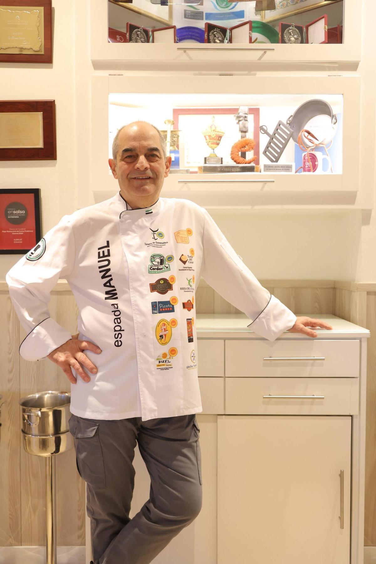 El cacereño Manuel Espada, copropietario del restaurante Albalat, se despide después de toda una vida entre fogones