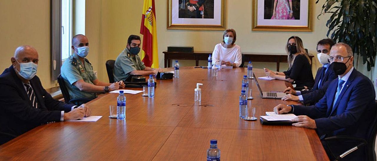 Por la izquierda, Daniel Fernández –jefe de la Unidad de Protección Civil de la Delegación–, el teniente Pablo Villabrille –jefe de la Sección de Montaña–, el coronel Francisco Javier Puerta –jefe de la zona de Asturias–, Delia Losa, Rita Camblor, el director general de Seguridad, Javier Fernández, y el gerente del Sepa, Óscar Rodríguez.