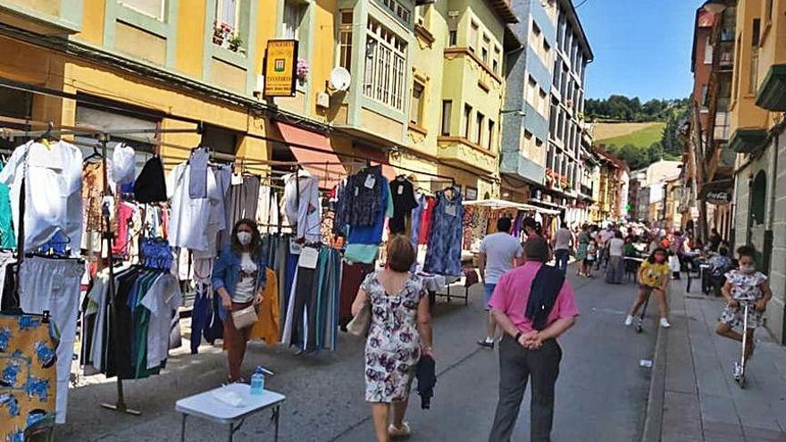 El comercio sale a la calle en Tineo.